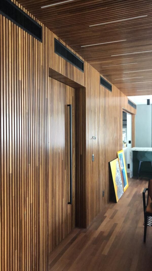 Painel Ripado Maciço Cumaru: Sofisticação e Personalidade para Suas Paredes, revestimento de alto padrão é ideal para adicionar textura, profundidade e um toque de calor natural a qualquer ambiente - Imagem 6