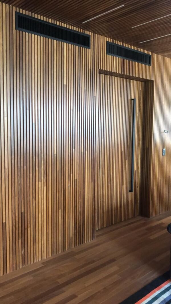 Painel Ripado Maciço Cumaru: Sofisticação e Personalidade para Suas Paredes, revestimento de alto padrão é ideal para adicionar textura, profundidade e um toque de calor natural a qualquer ambiente - Imagem 5
